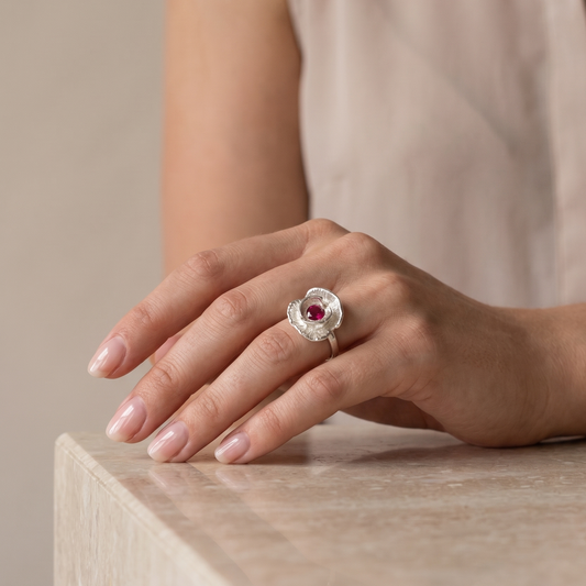 Silver poppy ring worn on model's hand, close-up — Nounou Studio