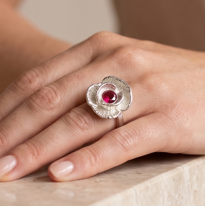 Silver poppy ring worn on model's hand, close-up — Nounou Studio